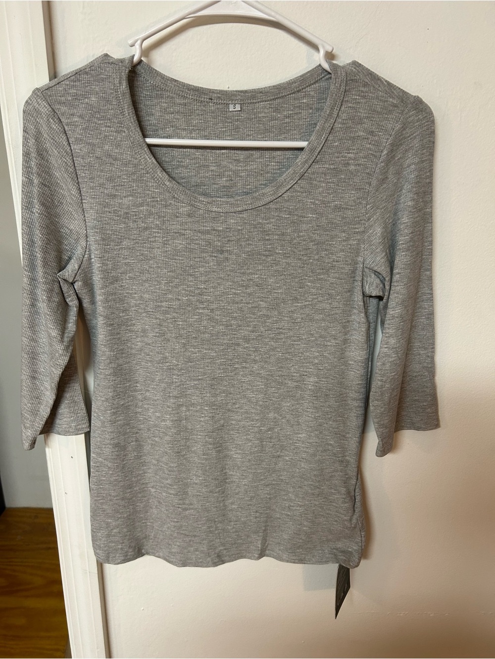 Women's Scoop Neck Long Sleeve Tee - Light Gray